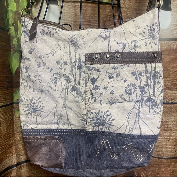 EUC Myra Bag Cross Body - Picture 2 of 7